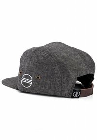 Cappello di tessuto grigio con visiera piatta, occhielli in metallo per ventilazione e una fascia regolabile marrone sul retro. Presenta un logo circolare sul davanti.