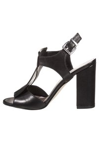 Černé sandály na vysokém podpatku s otevřenou špičkou, s semišovým páskem, s přezkou a blokovým podpatkem. Hladký povrch s designem t-pásku.