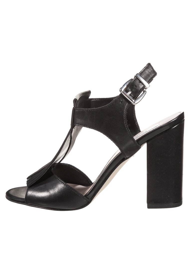 Černé sandály na vysokém podpatku s otevřenou špičkou, s semišovým páskem, s přezkou a blokovým podpatkem. Hladký povrch s designem t-pásku.