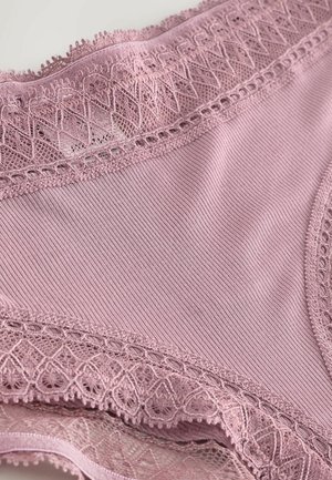 Sous-vêtements en tissu lisse avec des bordures en dentelle rose. Ils présentent une texture côtelée et des détails en dentelle élaborés le long de la taille et des ouvertures de jambe.