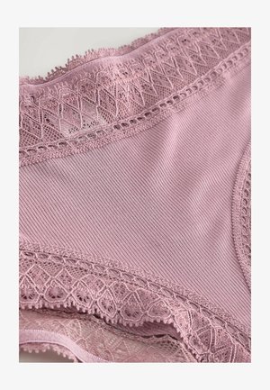Roza donje rublje s čipkastim rubom, napravljeno od glatkog materijala. Ima rebrastu teksturu i složene čipkaste detalje duž struka i otvora za noge.