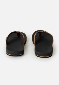 Sorte flip-flops med en brun syntetisk strop, der har en tekstureret sål og en tynd orange accent langs bunden.