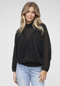 Schwarze Bluse mit plissiertem Vorderteil, transparenten �Ärmeln und gerafftem Taillenbund; verfügt über einen hohen Kragen und leichtes Material.