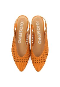 Zapatos slingback naranjas con textura trenzada, punta afilada y diseño recortado. La plantilla muestra la marca "GIOSEPPO" de manera destacada.