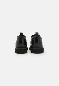 Clarks BADELL - Snøresko - black