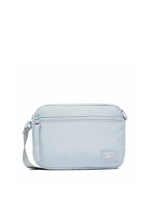 Borsa a tracolla rettangolare Reebok azzurro chiaro con tasca con cerniera frontale e tracolla regolabile grigia su sfondo bianco.