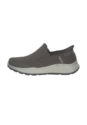 Zapatos grises tipo slip-on con parte superior de punto texturizado, acentos suaves, suela de goma y una característica de amortiguación etiquetada como "Dual-Lite".