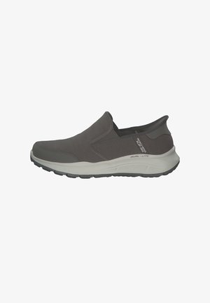 Zapatos grises tipo slip-on con parte superior de punto texturizado, acentos suaves, suela de goma y una característica de amortiguación etiquetada como "Dual-Lite".