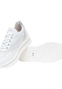 Baskets de sport blanches avec une tige en mesh et en cuir, présentant des accents argentés, un bout rond, des lacets et une semelle blanche texturée.