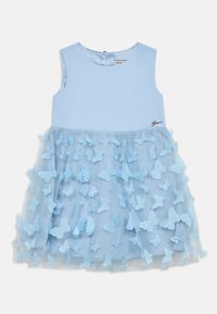 Robe bleu clair avec un corsage ajusté et une jupe évasée. La jupe présente une superposition transparente ornée d'appliqués papillon bleus translucides dispersés.