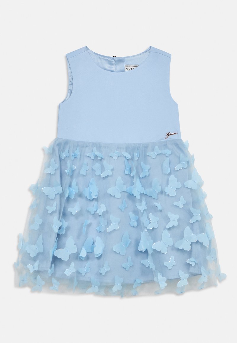 Robe bleu clair avec un corsage ajusté et une jupe évasée. La jupe présente une superposition transparente ornée d'appliqués papillon bleus translucides dispersés.