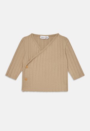 Cardigan pour bébé en tricot côtelé beige avec manches trois-quarts, col en V et deux boutons en bois d'un côté.