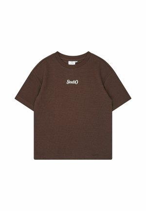 Brun kortærmet t-shirt med rund hals og hvid "StudiO" tekst centreret på brystet, vist på en hvid baggrund.