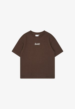 Brun kortærmet t-shirt med rund hals og hvid "StudiO" tekst centreret på brystet, vist på en hvid baggrund.