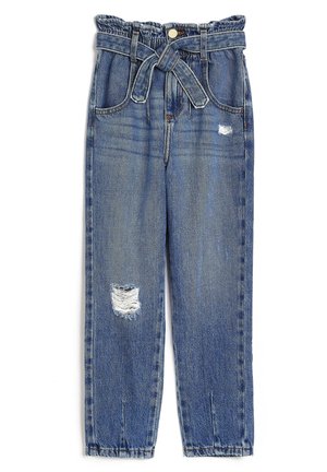 Jeans in denim blu a vita alta con vita a sacchetto, cintura in tessuto, due tasche frontali e strappi consumati su coscia e ginocchio.