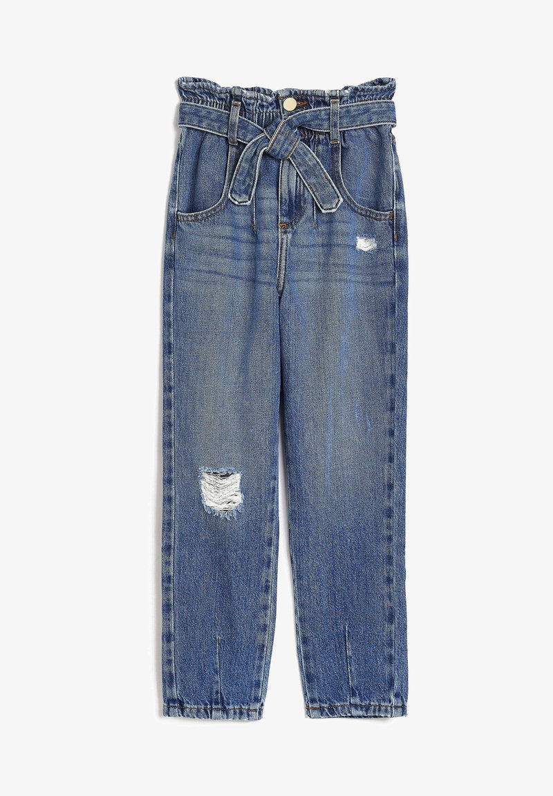 Jean en denim bleu taille haute avec taille paperbag, ceinture en tissu, deux poches avant et déchirures usées aux cuisses et aux genoux.