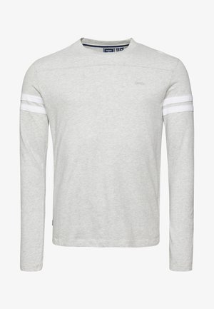 Maglietta a maniche lunghe grigio chiaro con scollo tondo, due strisce bianche su ogni parte superiore della manica e sottile logo ricamato sul lato sinistro del petto.