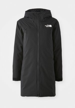 Črn nepremočljiv parka z zadrgo spredaj, nastavljivo kapuco in stranskimi žepi. Ima logo na prsih in nastavitve manšet za boljše prileganje.