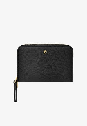 Portefeuille en cuir noir texturé avec fermeture éclair dorée et petit logo "C" doré sur le devant, équipé d'une lanière pour poignet sur la tirette de la fermeture éclair.
