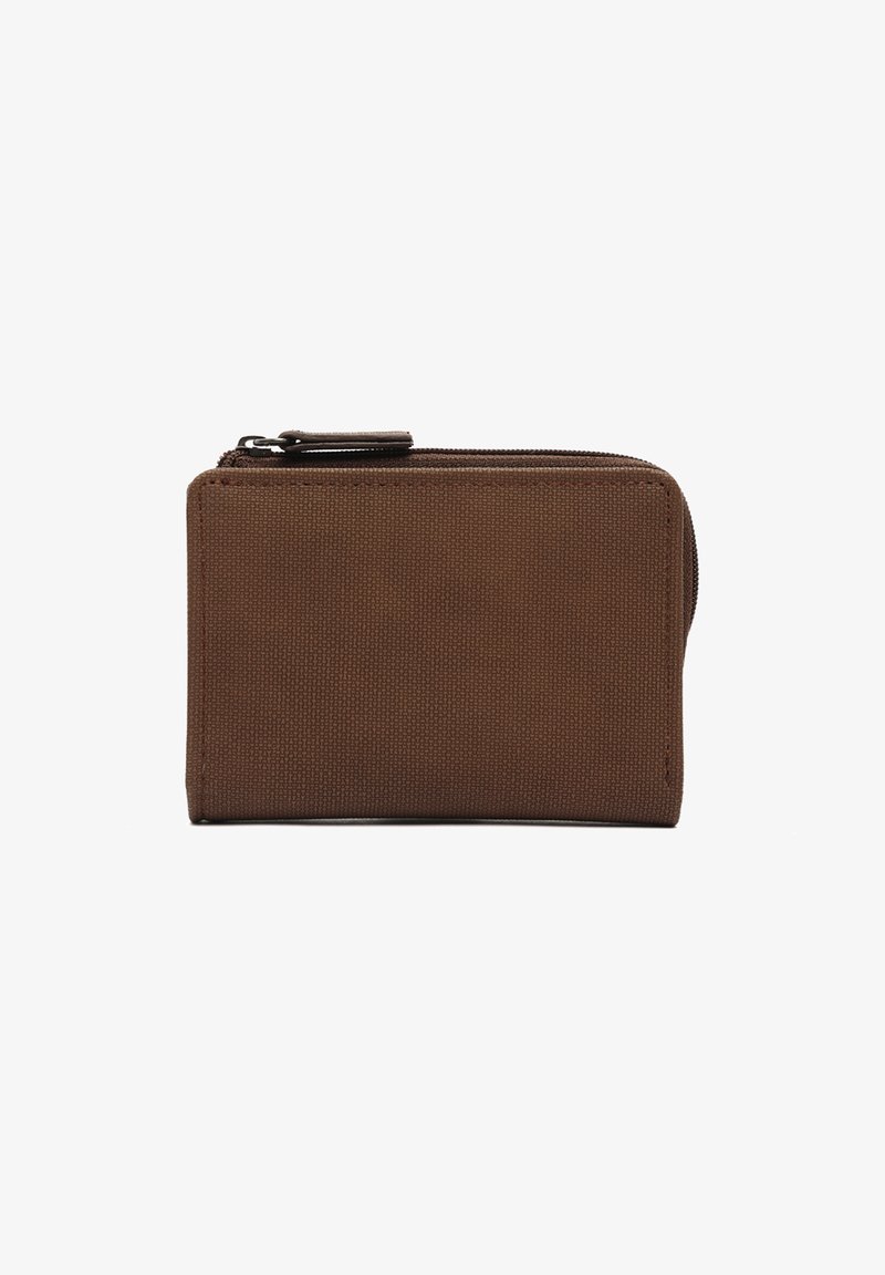 Bruine stoffen portemonnee met rits. Getextureerde oppervlakte, rechthoekige vorm, compact ontwerp en zichtbare stiksels langs de randen.