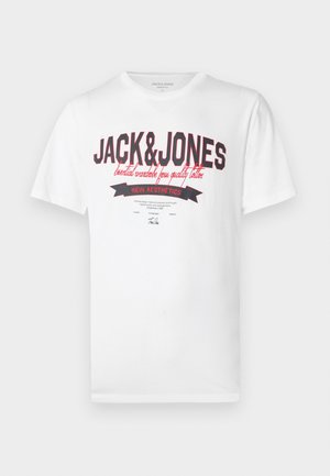 Biała bawełniana koszulka z wyrazistym czerwono-czarnym nadrukiem z napisem "JACK & JONES" i ozdobnym banerem. Krótkie rękawy i okrągły dekolt.