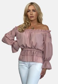 Bluzka bez ramiączek w jasnoróżowym szyfonie, z marszczonym pasem, falbaniastymi warstwami i obszernymi rękawami z elastycznymi mankietami.