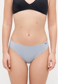 Slip con un bikini di un grigio chiaro, realizzato in un tessuto morbido e elasticizzato. Presenta un design a vita bassa e un piccolo logo nero all'anca.