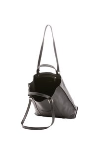 Zwarte leren tote bag met dubbele handvatten, één verstelbare schouderband en een open bovenkant die een ruime interieur met een ritszak onthult.