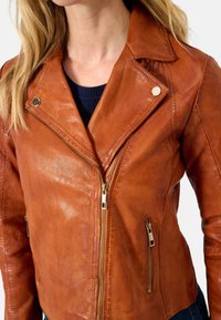 Braune Leder-Motorradjacke mit tailliertem Design, ausgestattet mit silbernem Beschlag, einem Reißverschluss und seitlichen Reißverschlusstaschen.