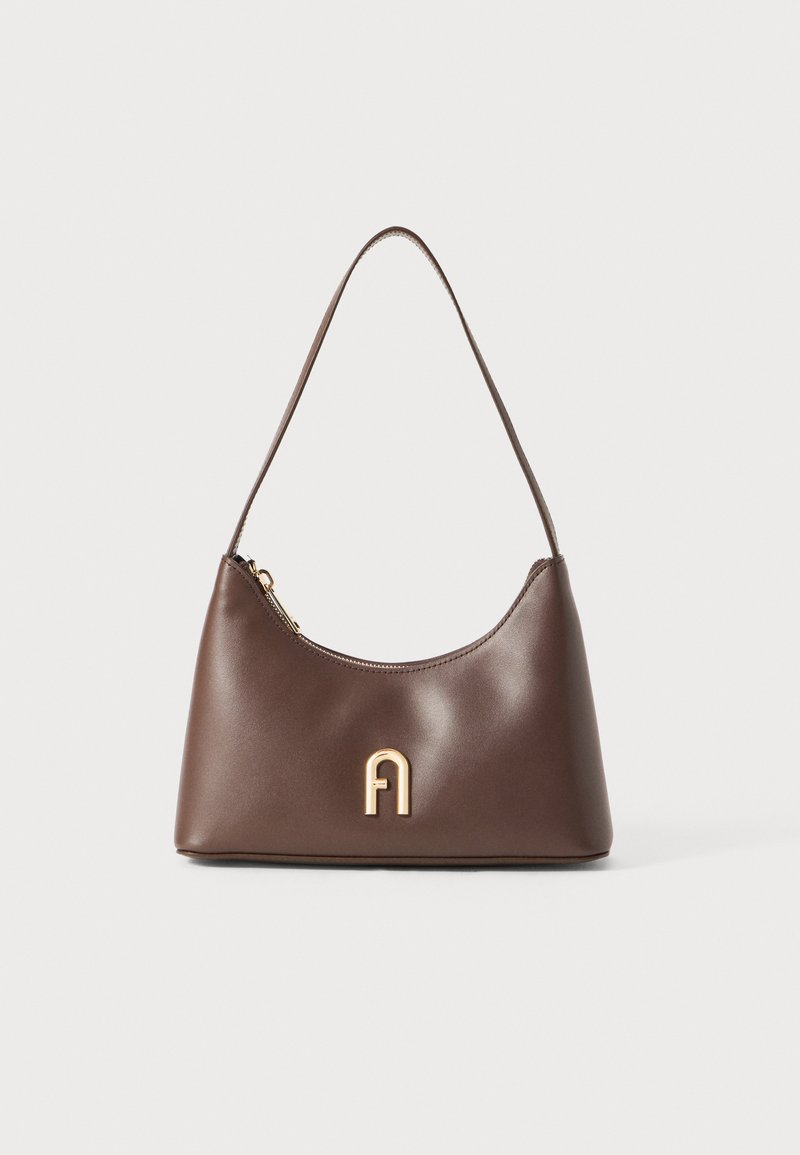 Borsa a tracolla in pelle marrone con forma curva, chiusura a zip e accentuazione del logo in tonalità oro sul davanti. Texture liscia, tracolla sottile.