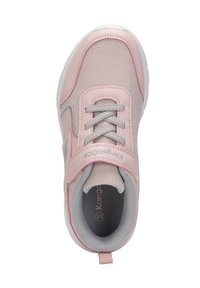 Helles pinkes Sportschuh mit einem texturierten Obermaterial, grauen Akzenten, Schnürverschluss und gepolstertem Kragen. Auffälliges Logo an der Seite sichtbar.