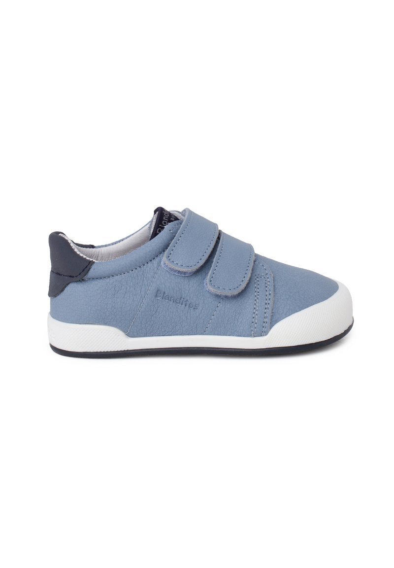 Scarpe in pelle blu con cinturini in velcro, suola in gomma bianca e superficie testurizzata. Presentano un accento sul tallone di un blu scuro e un dettaglio del logo del marchio.