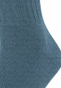 Calze a coste di un blu tenue, caratterizzate da un motivo a maglia testurizzato con una cucitura della punta liscia e una vestibilità sagomata.