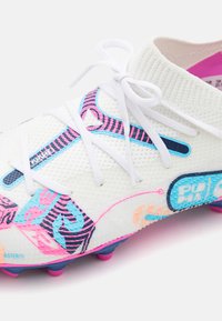 Puma FUTURE 7 MATCH VOL. UP FG/AG JR UNISEX - Botines de fútbol para terreno firme - white/luminous blue/poison pink/fizzy melon
