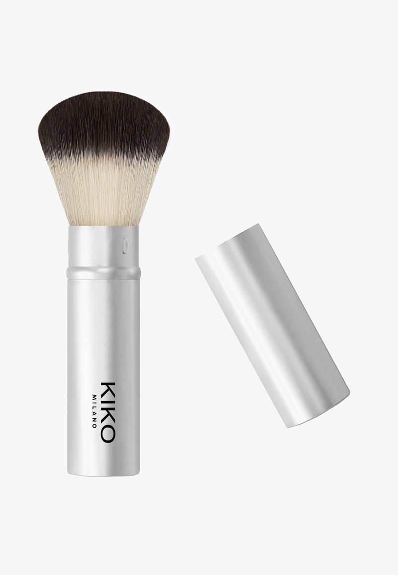 KIKO Milano make-upkwast met een zilveren aluminium handvat en een dichte, zacht toelopende synthetische haartop. Inclusief een beschermkap.