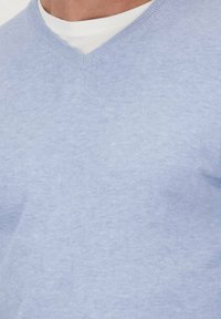 Lichtblauwe v-hals gebreide trui, met een zachte textuur en ribbelboord. Eenvoudig ontwerp zonder zichtbare logo's of patronen.