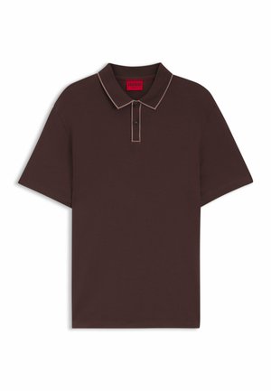 Brun polo skjorte lavet af blødt stof med kontrastfarvet krave og knaplukning med to knapper samt en lille logo i midten.