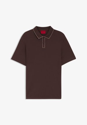 Brun polo skjorte lavet af blødt stof med kontrastfarvet krave og knaplukning med to knapper samt en lille logo i midten.