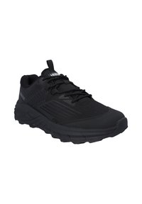 Schwarzer Sportschuh mit atmungsaktivem Mesh-Obermaterial, strukturiertem Gummisohlenprofil, schlankem Design und kontrastierenden Akzenten an der Seite und Ferse.