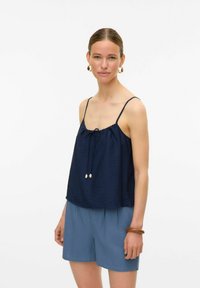 Marineblauw mouwloos topje van textuurstof met een trekkoordhalslijn, gecombineerd met lichtblauwe shorts. Eenvoudig ontwerp met verstelbare schouderbanden.