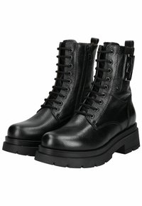 Bottines en cuir noir avec une surface texturée, lacets à l'avant, fermeture éclair sur le côté et une semelle plateforme épaisse avec un léger talon.