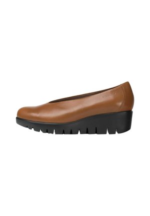 Zapatos de cuña de cuero marrón con puntera redondeada, que cuentan con una suela texturizada negra y un diseño minimalista. Sin marcas ni embellishments visibles.