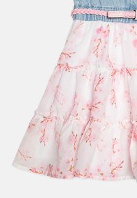 Guess JUNIOR DRESS - Freizeitkleid - light blue