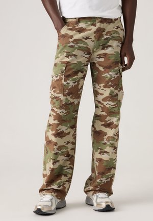 Beige, vihreät ja ruskeat maastokuvioiset taskuhousut. Useita sivutaskuja ja suorat lahkeet. Valmistettu kestävästä puuvillakankaasta.