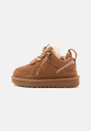 Baskets UGG en daim marron et mesh avec semelle épaisse, col matelassé, lacets et doublure en polaire à l'intérieur, vues de l'extérieur.