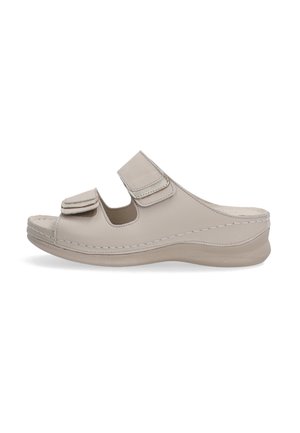 Beige kožené sandály na klínu s dvěma nastavitelnými páskými na suchý zip, zakřiveným designem a měkkou podrážkou s texturovaným gripem.
