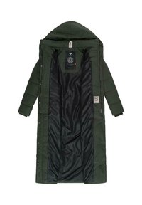 Lång pufferjacka i mörkgrön, med svart innertyg. Inkluderar en huva, tryckknappar och etiketter på insidan.