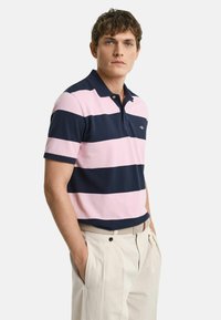 Kofta med kort ärm i navy och rosa horisontella ränder, tillverkad av bomull, klassisk krage och liten logga på bröstet.