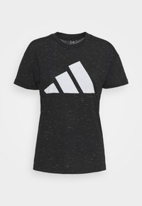 Černé tričko Adidas s bílým logem, které obsahuje tři šikmé pruhy, krátké rukávy a kulatý výstřih, zobrazené na jednobarevném pozadí.