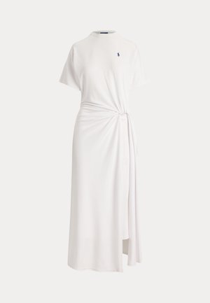 Biała sukienka midi z krótkim rękawem, okrągłym dekoltem, detalem z węzłem po boku oraz małym granatowym haftowanym logo na piersi.